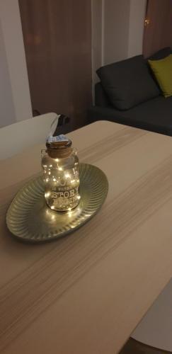 大特尔诺沃Cattleya's Loft的床上有灯的罐子