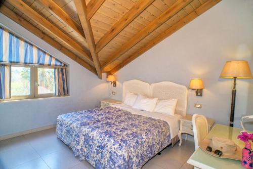 凯特利奥斯Efrosini Village的一间卧室配有一张床、一张桌子和一个窗户。