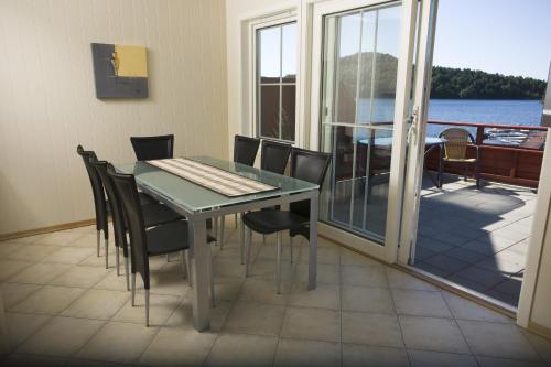曼达尔莫内斯费列森特公寓的一间带桌椅的用餐室和一个阳台