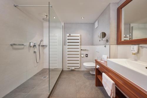 考夫博伊伦阿姆卡敏酒店的带淋浴、卫生间和盥洗盆的浴室
