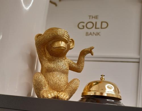 布拉格The Gold Bank的金猴坐在货架上,有金库的标志