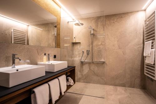 Hotel Mont Floris Obereggen的一间浴室
