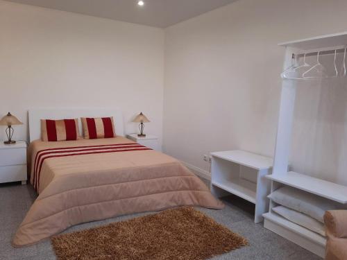 ArrifesArrivillage的一间白色卧室,配有床和2个床头柜