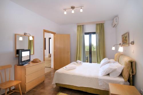 雷夫科斯卡尔帕索Miraluna Aparthotel的酒店客房,配有床和电视