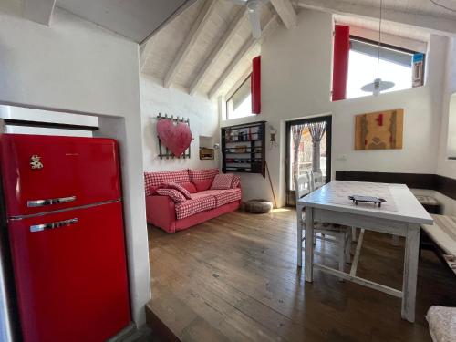 赫拉弗多纳Ca Storta的厨房配有红色冰箱和桌子