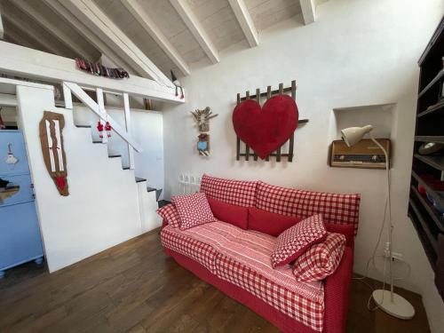 赫拉弗多纳Ca Storta的客厅配有红色的沙发,墙上有心