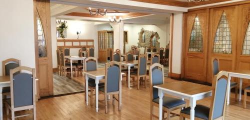 卡斯尔巴Ivy Tower Hotel的用餐室配有木桌和椅子