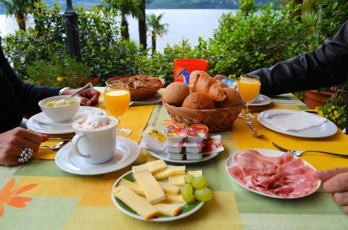 布里萨戈格尔尼日瓦贝拉奥克拉酒店的餐桌,包括食物和饮料