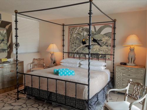 劳德代尔堡曼哈顿塔公寓酒店的一间卧室配有四柱床和两盏灯。