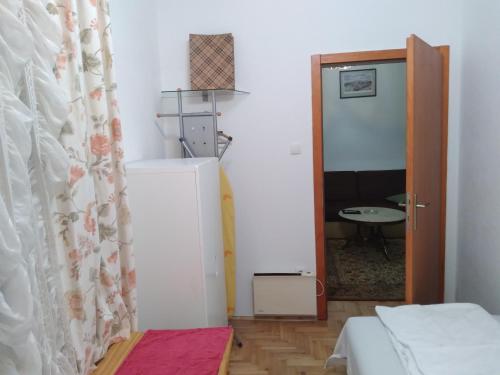 巴尼亚卢卡Apartman Centar的一间小房间,配有冰箱和门
