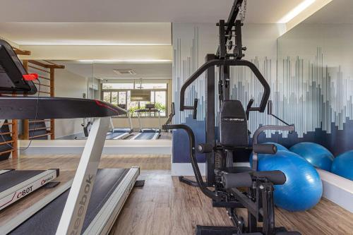 圣保罗Vossa Bossa Vila Madalena的健身房设有跑步机和蓝色健身球