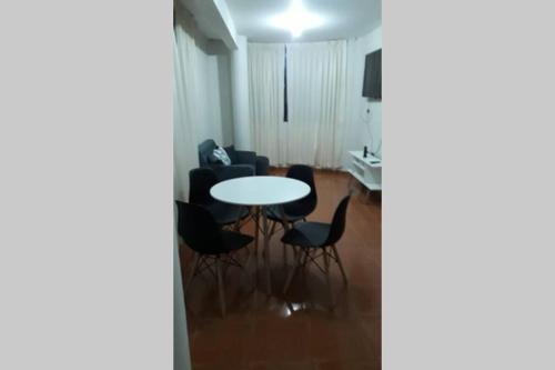 利马Hermoso departamento en chorrillos的客厅配有桌椅