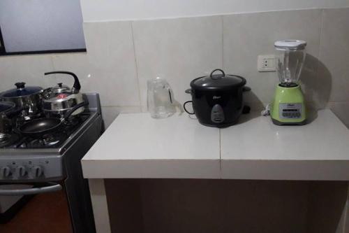 利马Hermoso departamento en chorrillos的厨房柜台配有炉灶和搅拌机