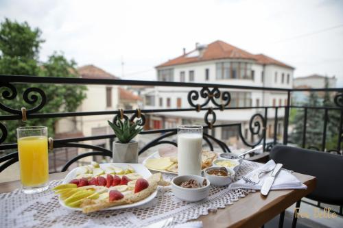 戈里察Très Belle的阳台上的桌子上摆着早餐食品和饮料