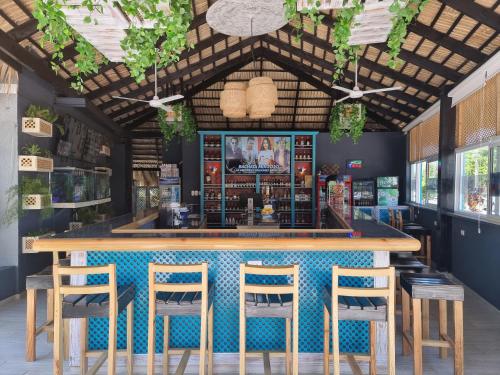 苏莎亚Hotel Sea Breeze Sosua的餐厅内的酒吧,设有蓝色柜台和凳子