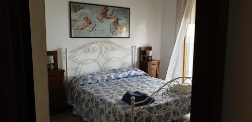 托雷坎内Casa Felix的卧室配有一张床,墙上挂着一幅画