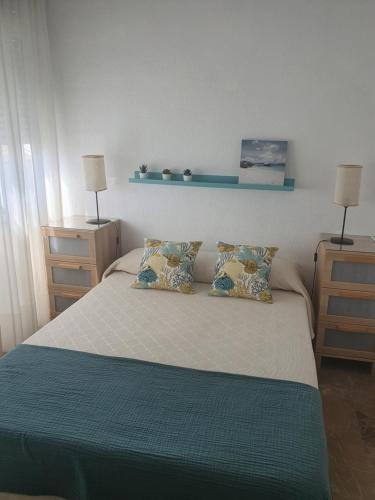 克莉丝蒂娜岛Apartamento en Isla Cristina Puerto Deportivo的一间卧室配有一张带两个枕头的床