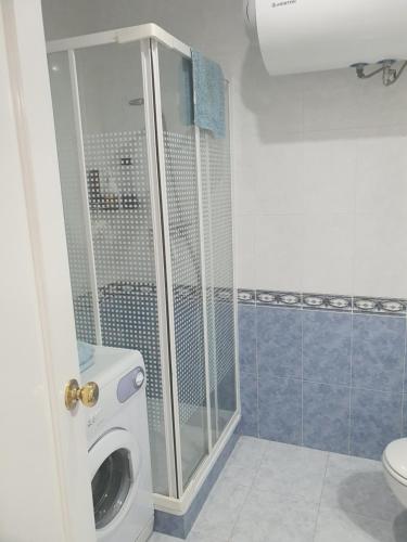 克莉丝蒂娜岛Apartamento en Isla Cristina Puerto Deportivo的带淋浴和洗衣机的浴室