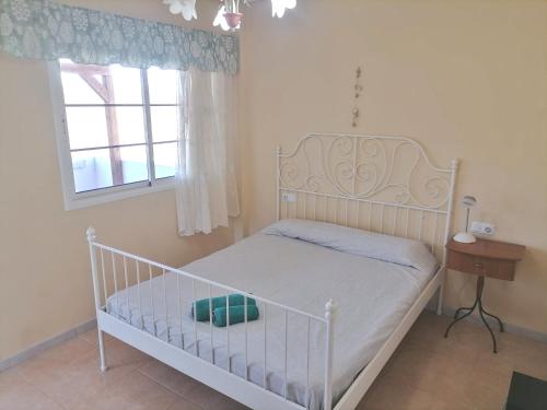 普雷塔斯Casa Gaia的一间小卧室,配有白色的床和窗户