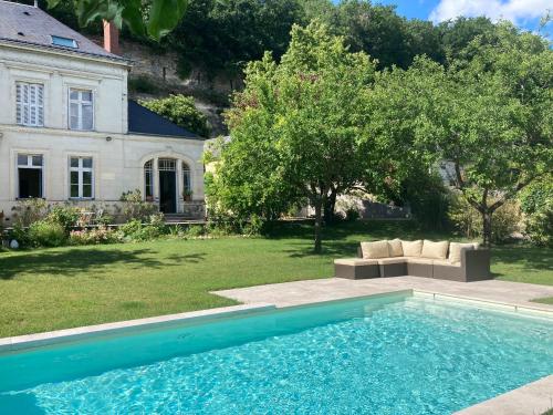 Cinq-Mars-la-PileLes Hauts de Grillemont的一座房子的院子内的游泳池