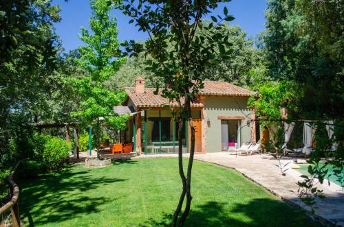 坎德莱达El Escondite De Pedro Malillo的一座带草地庭院的小房子