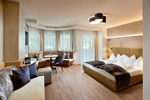 弗林肯贝格Hotel Margit的酒店客房配有两张床和一张书桌
