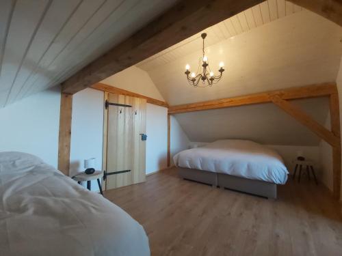 Bistricahisa culina的一间卧室配有一张床和一个吊灯