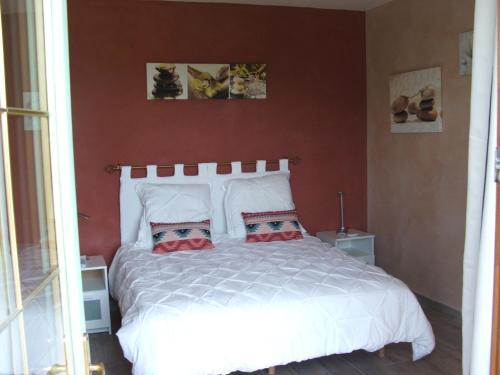 Les LèchesLa Zénitude的卧室配有白色的床和2个枕头