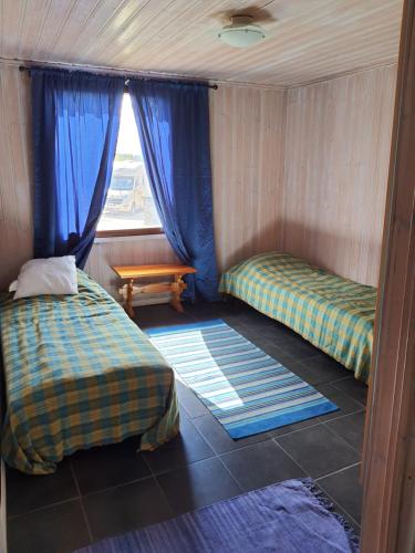 塞伊奈约基Tiinan Tallin talo的小房间设有两张床和窗户