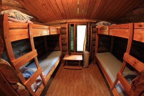 乌茨约基Tenon näköalamökit的小屋享有高空的景致,配有2张双层床。