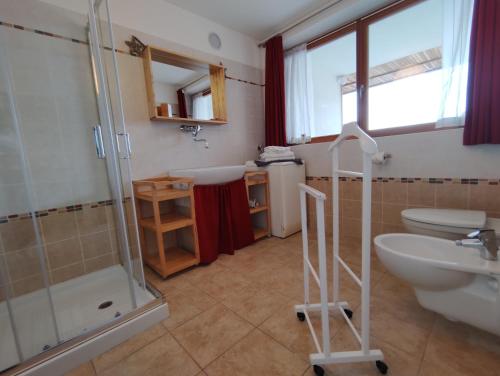 巴塞尔加·迪·皮纳Guest House Dolomiti的带淋浴、盥洗盆和卫生间的浴室
