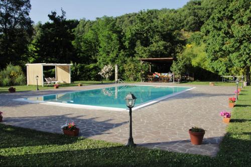 巴贝里诺·迪·穆杰罗美第奇山谷酒店的草上轻 ⁇ 的游泳池