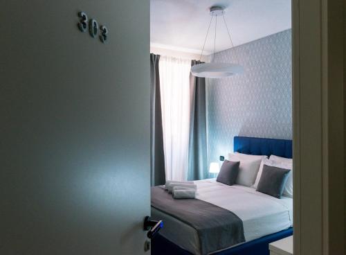 罗马St. Peter Manor的一间卧室配有一张蓝色墙壁的床
