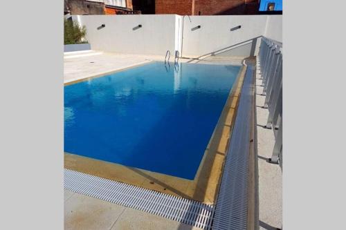 圣达菲Dpto. exclusivo de calidad y ubicacion premium.的游泳池周围设有围栏