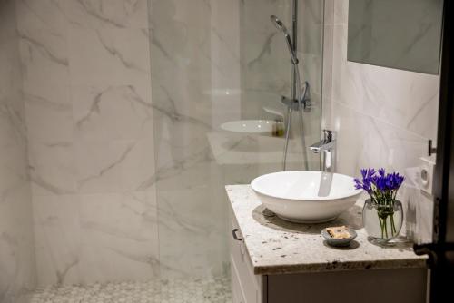 Campsegret李贝特住宿加早餐旅馆的浴室配有白色水槽和淋浴。