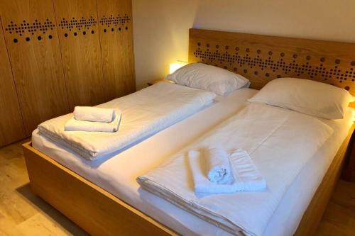 布莱德Vila Slavc, cosy apartment near the lake的一间卧室配有两张带毛巾的床