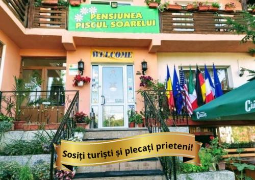 肯普隆格Pensiunea Agroturistică Piscul Soarelui的旗帜餐厅前的标志