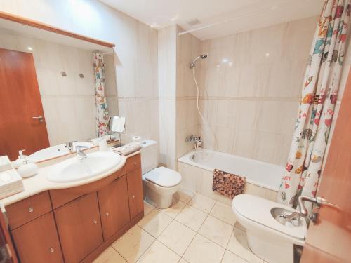 莱里达Agora Apartments的浴室配有盥洗盆、卫生间和浴缸。