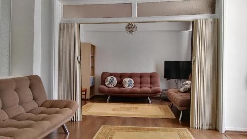 马尔马里斯Uysal Suite and Loft Seaside的客厅配有两张沙发和一面镜子
