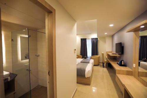 CovelongPP Residency的一间酒店客房 - 带一张床和一间浴室
