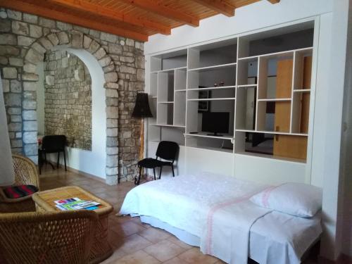 赫瓦尔Apartment Bibić - Hvar center old town的一间卧室设有一张床和石墙