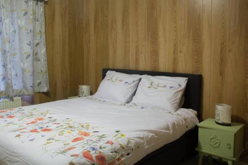 洛默尔'T ONDERDAK的一间卧室配有带白色床单和枕头的床。