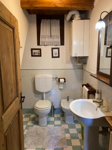塞斯特雷弗拉兹奥公寓的一间带卫生间和水槽的浴室