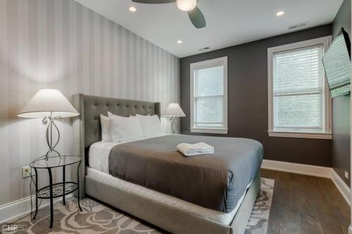 芝加哥Gold coast villa with free parking garage sleeps 10的一间卧室设有一张大床和两个窗户。
