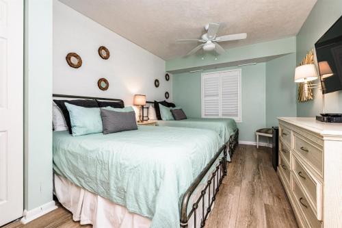 代托纳海滩Unit 1207 Ocean Walk - 1 Bedroom Ocean Front的一间卧室配有一张床和吊扇