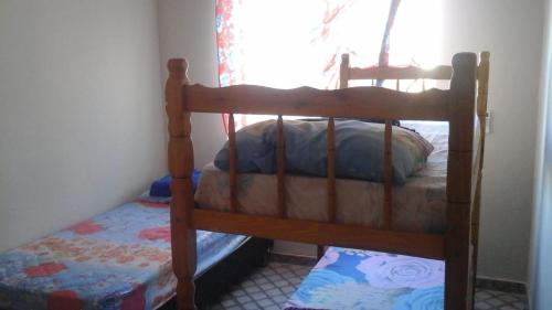 马塞约Hostel da Paz的带窗户的客房内的双层床