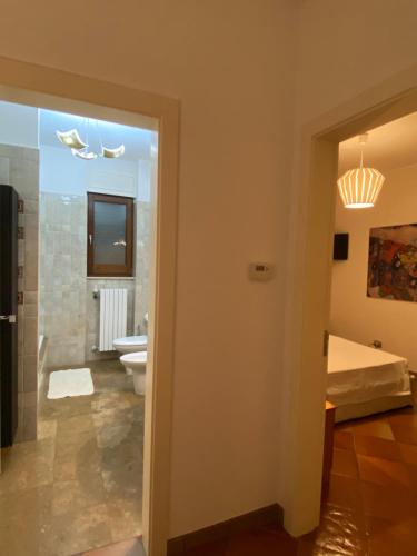 韦列Villa Sterlizia的一间带床和卫生间的浴室
