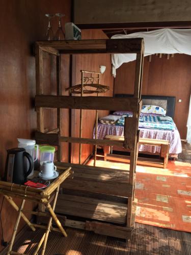 贝都古jungleadventure cabin camping的一间卧室设有两张双层床和一张桌子