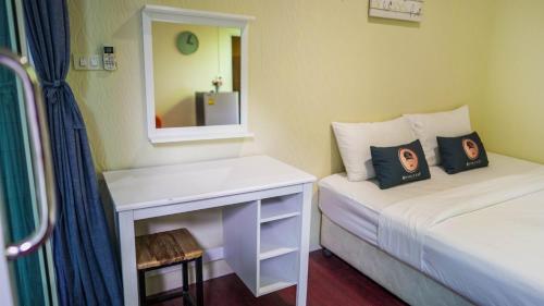 安帕瓦RoomQuest Amphawa Floating Market的小房间设有两张床和镜子
