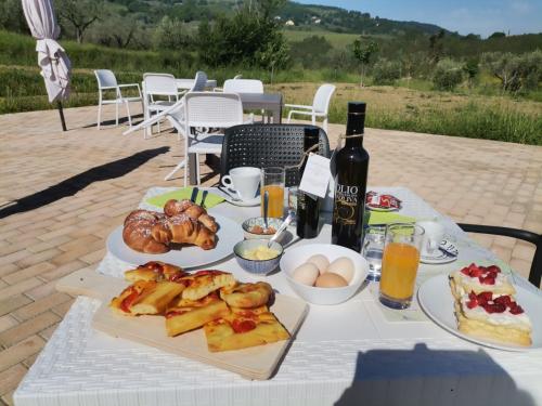 卡纳拉Agriturismo Incanto della Natura的餐桌,带食物盘和一瓶葡萄酒